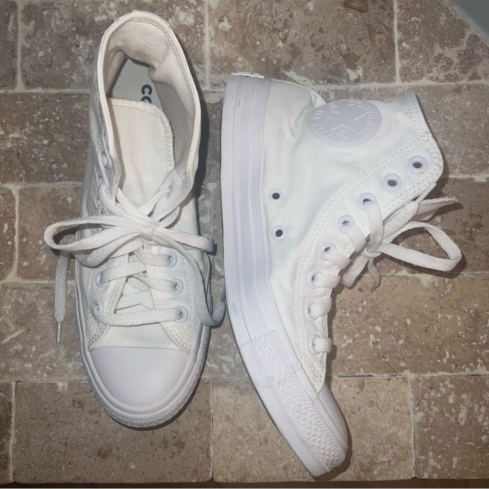 High top Monochromatic Converse Women’s 8.5 (fits like 9) like new!